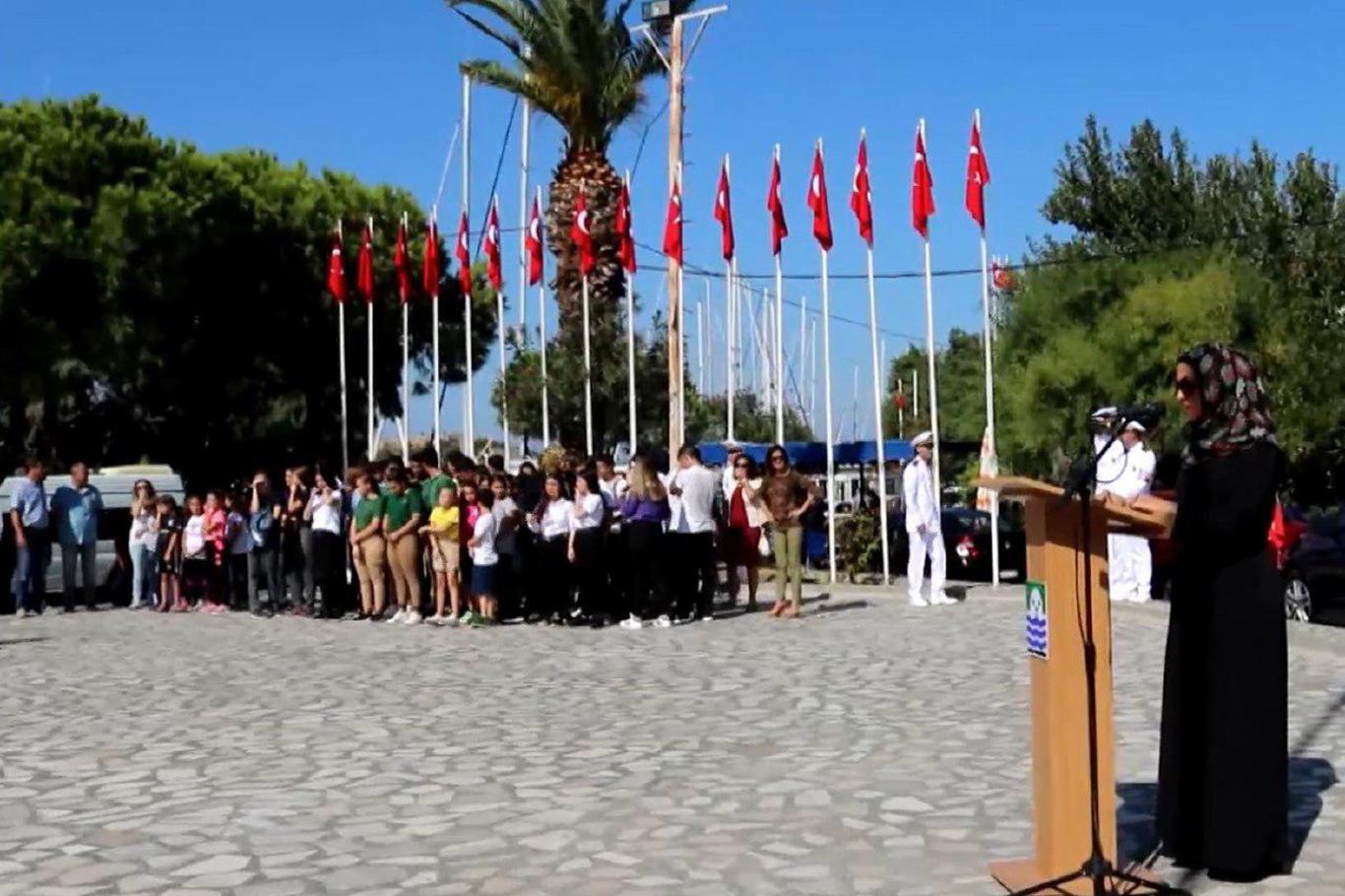 Foça'da Gaziler Günü'nde tesettürlü sunucuya büyük saygısızlık!